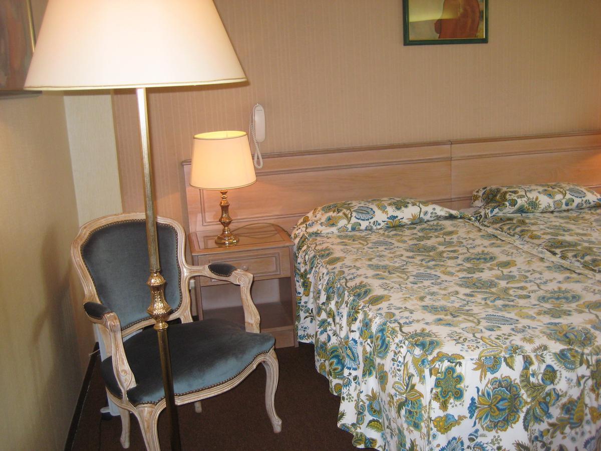 Hotel Bellevue De Tradition Familiale Morcenx Habitación foto