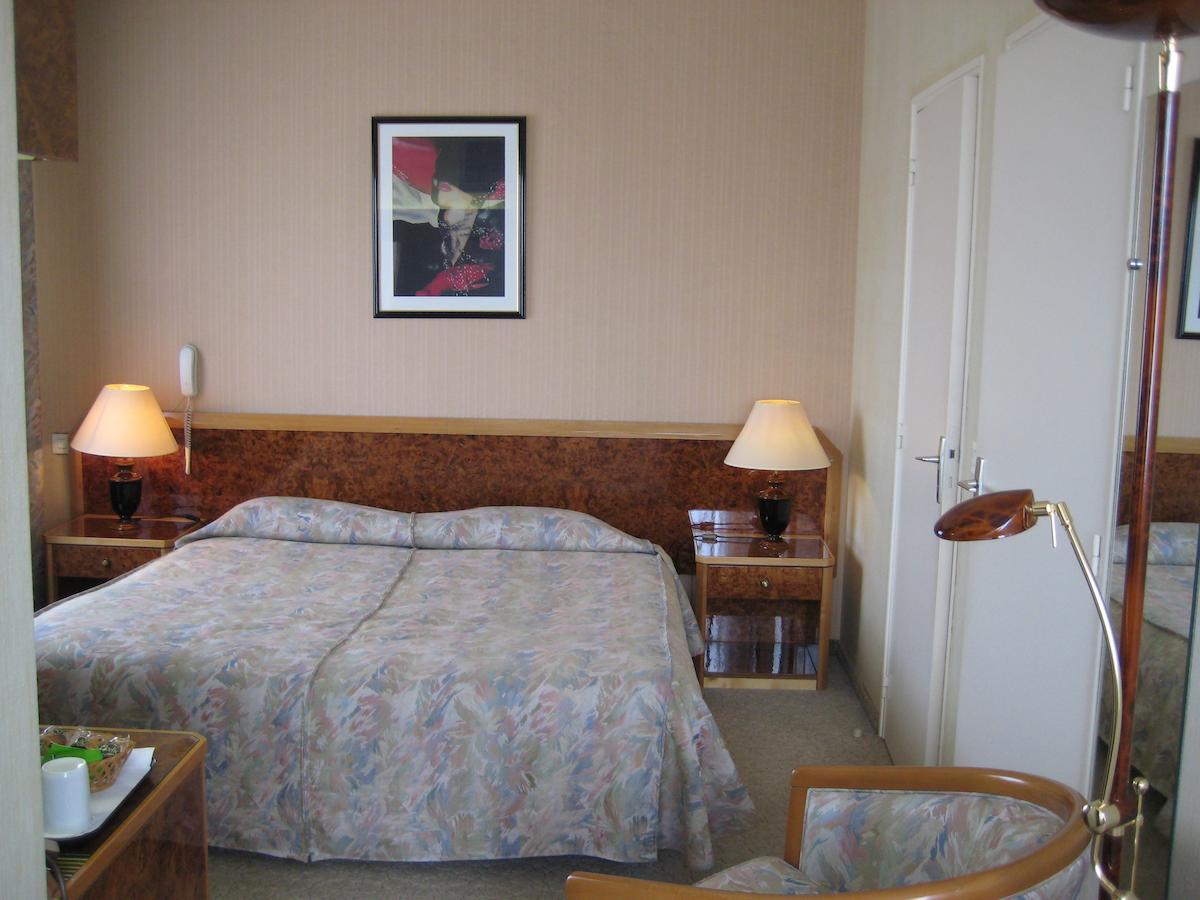 Hotel Bellevue De Tradition Familiale Morcenx Habitación foto